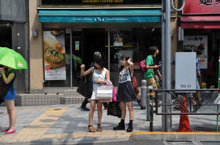 3463 - 320 x 212 [21KB]
AKB�����闢��31���~�̃V���l���̃o�b�O�����Č��h�Ŕ������{HKT���d�Ǔށ@�̂v���L�X�N�[�v