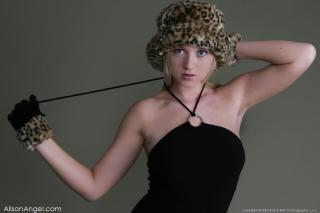 7183 - 320 x 213 [7KB]
Alison Angel�@armpit
